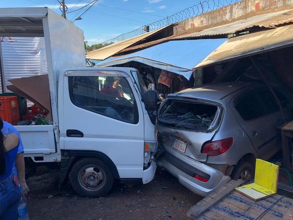 Siete vehículos involucrados en un accidente en Ciudad del Este - Nacionales - ABC Color
