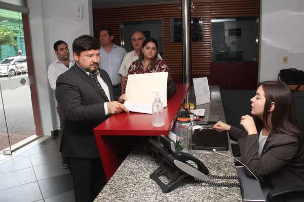 Denuncian al gobernador de Guairá por supuesto hecho de lesión de confianza » Ñanduti