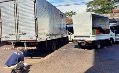 Camión pierde el control y lleva cinco vehículos por delante
