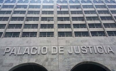 Actuarios protestan vestidos de luto