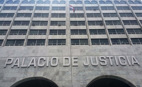 Actuarios protestan vestidos de luto