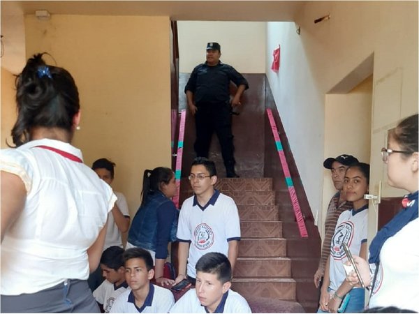 Estudiantes toman Municipalidad de Mayor Otaño exigiendo intervención de la Comuna