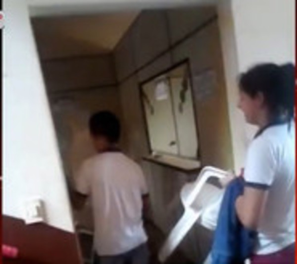 Jóvenes toman Municipalidad de Mayor Otaño y son atacados con piedras - Paraguay.com