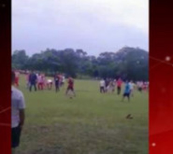 Jugadores de fútbol se atacan a golpes en torneo en Repatriación - Paraguay.com