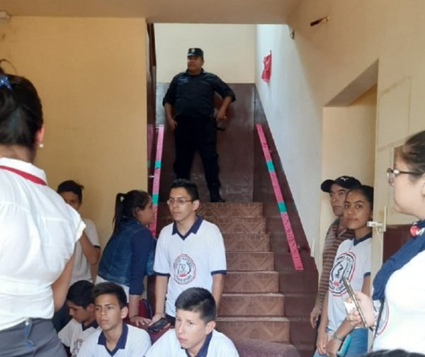 Alumnos toman Municipalidad de Otaño en medio de incidentes