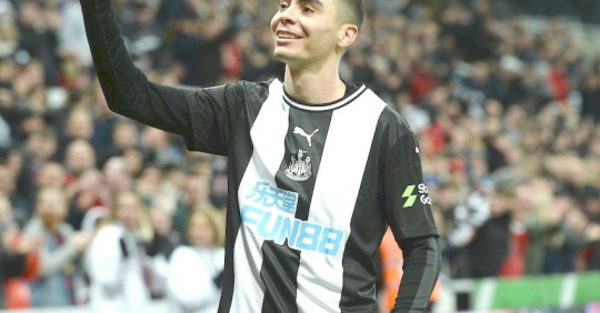 Ahora, ya le regalan goles a Almirón
