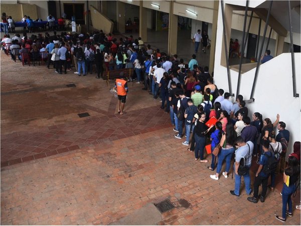 La gente quiere trabajo, pero el Gobierno responde con un bochorno