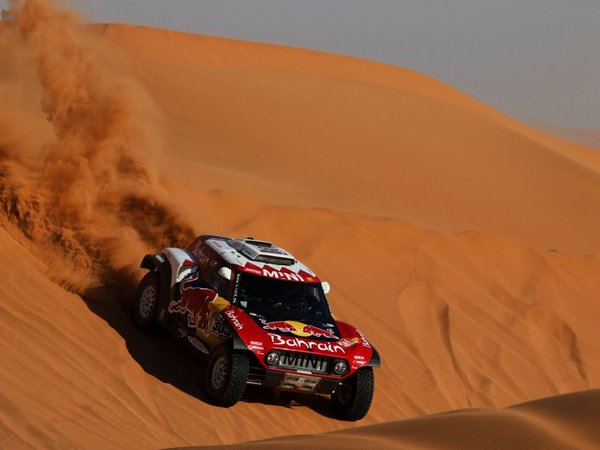 Carlos Sainz sigue liderando