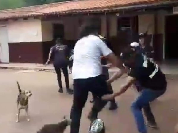 Zorros de CDE corrigen con moquete a Kelembú