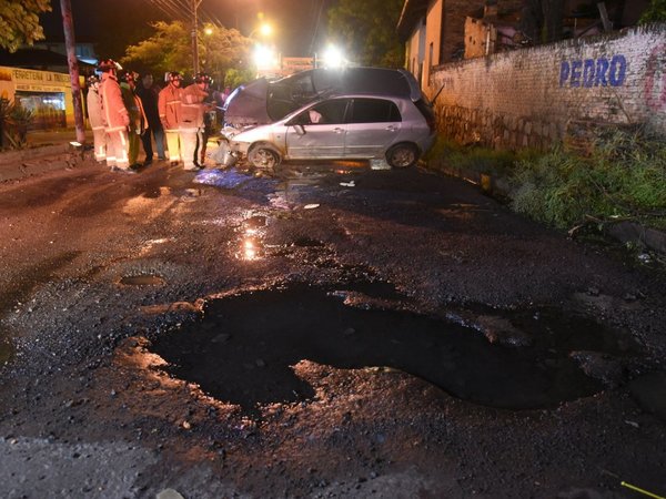 Violento vuelco a causa de un bache sobre la avenida Artigas