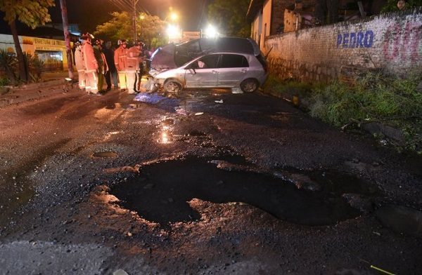 Bache causa vuelco de vehículo sobre Artigas