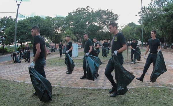 HOY / Todos contra el dengue: 150 policías limpian plazas, Costanera y alrededores