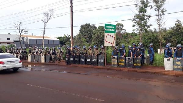 Gran despliegue policial para desalojo en ex propiedad de Stroessner en CDE - ADN Paraguayo