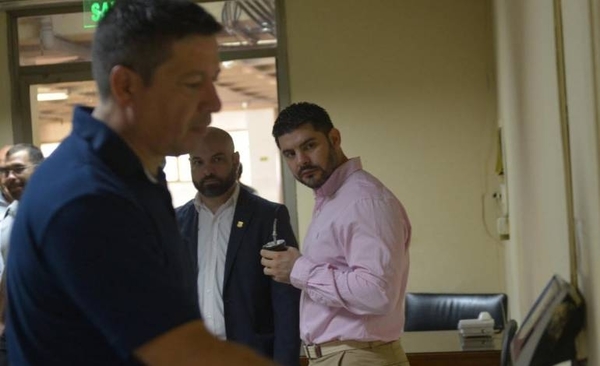 HOY / Tildan de mentiroso a “Nenecho” y le piden mostrar lista de los “rajados"