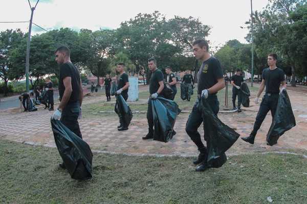 Lucha contra el dengue: Policías limpiando calles y plazas de Asunción