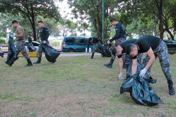 Policías se suman a la lucha contra el dengue limpiando calles y plazas de Asunción - ADN Paraguayo