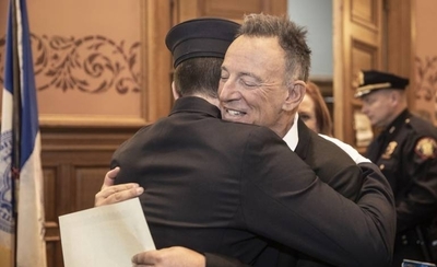 HOY / Bruce Springsteen, orgulloso padre de un bombero de Nueva Jersey