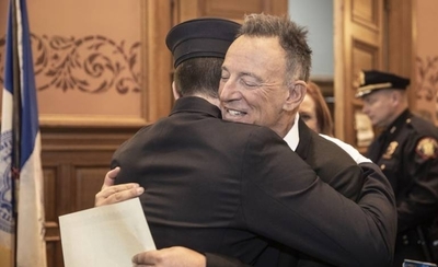 HOY / Bruce Springsteen, orgulloso padre de un bombero de Nueva Jersey