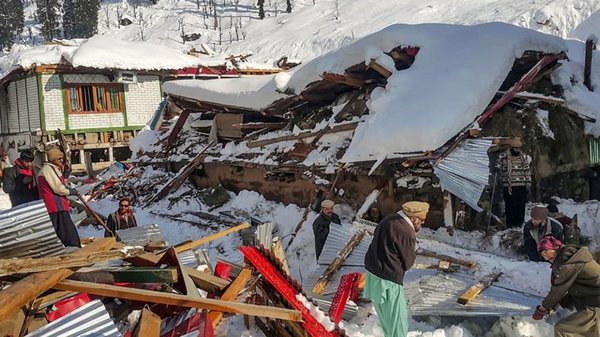 Casi un centenar de muertos por las intensas nevadas y lluvias que golpean Pakistán | .::Agencia IP::.
