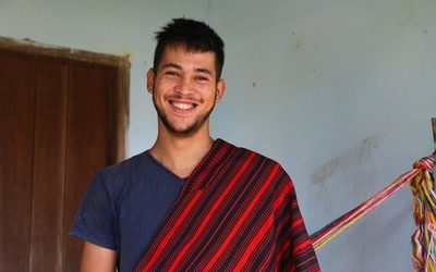 ¡Oita Pablo! Tiene 19 años y es el único tejedor varón del simbólico Poncho Para’i