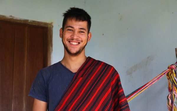 ¡Oita Pablo! Tiene 19 años y es el único tejedor varón del simbólico Poncho Para’i