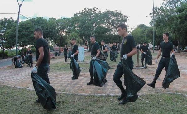Policías participan de minga ambiental en zona de la Costanera