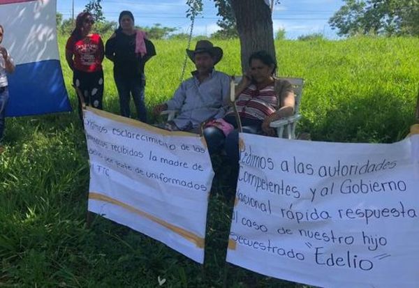 Padres de Edelio se encadenan a un árbol | Radio Regional 660 AM