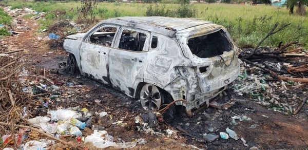 La mentada Jeep blanca apareció achicharrada en fracción Libertad