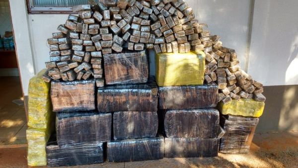 PM incauta vehículo abandonado con casi 700 kilos de marihuana