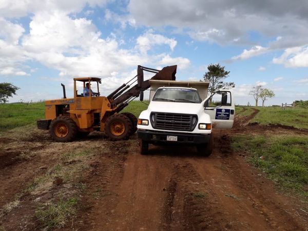 Gobernación encara trabajos de arreglo de caminos en al área rural