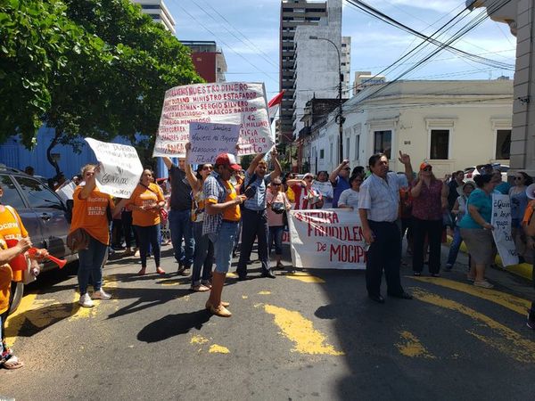 Estafados por Mocipar se manifestaron frente al Ministerio de Urbanismo - Nacionales - ABC Color