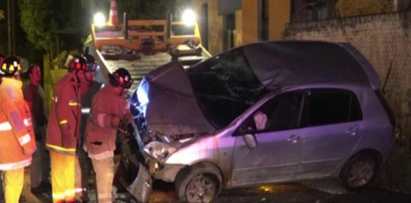 Volcó al intentar desviar un bache