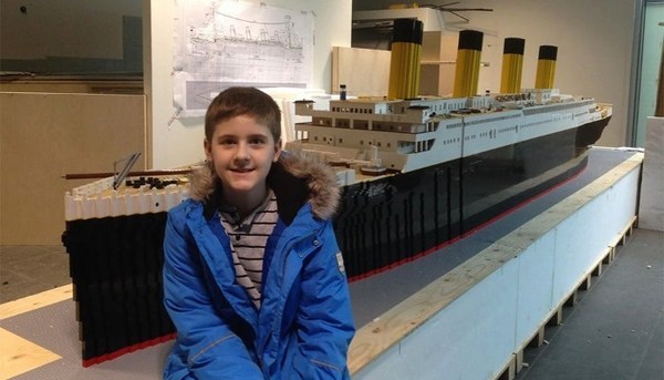Niño con autismo construye con Legos la réplica del Titanic más grande del mundo