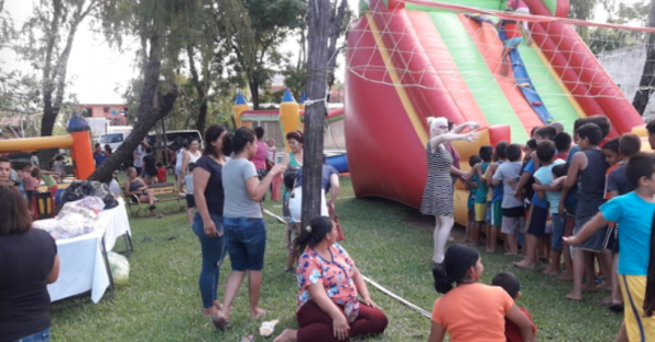 Vecinos ofrecieron festejo a los peques