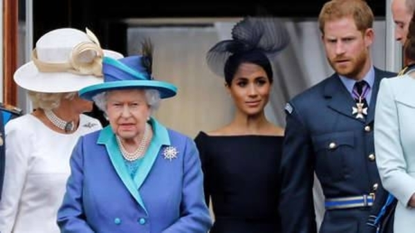 HOY / Reina Isabel II pone paño frío al retiro de Harry y Meghan