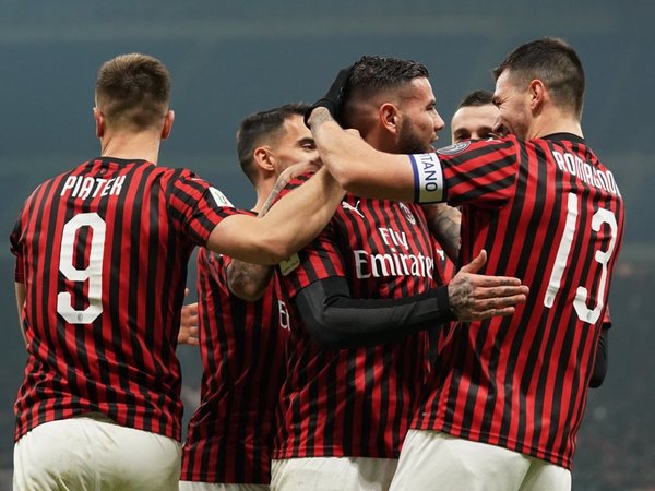 Milan golea y avanza a cuartos de Copa Italia