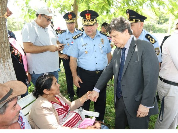 Acevedo visita a familiares de Edelio Morínigo y Félix Urbieta