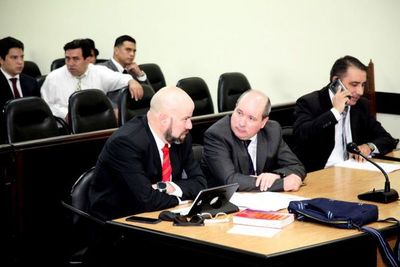 Rechazan intento de chicana de Carlos León y se fija para mañana juicio por tráfico de armas - Periodísticamente - ABC Color