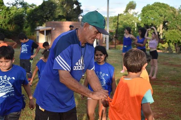 Compatriota entrena gratis a decenas de niños argentinos, para poder sacarlos de la calle