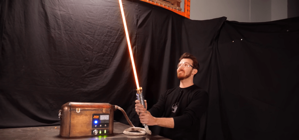|VIDEO| Construyen la primera réplica de un sable de Star Wars real capaz de cortar objetos