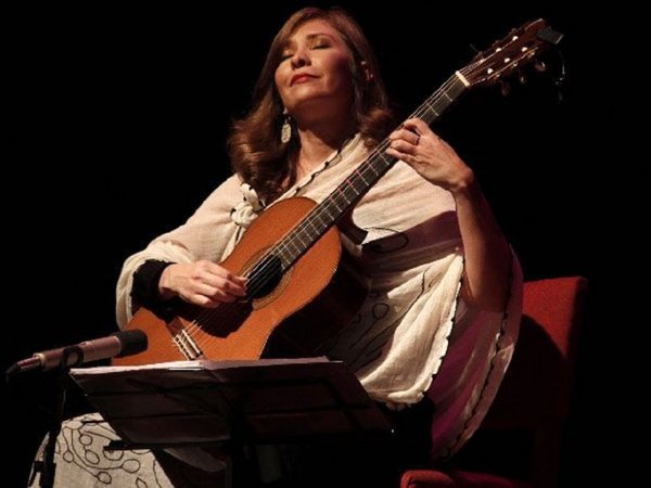 Guitarrista Luz María Bobadilla es designada como directora del IMA