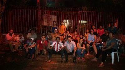 Alumnos de Mayor Otaño siguen en toma y ahora padres los acompañan - Nacionales - ABC Color