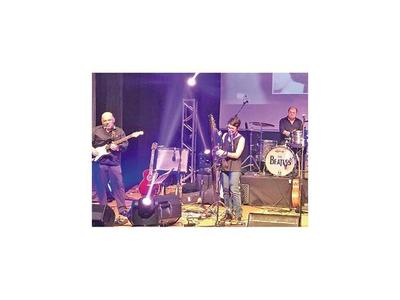 Música de Los Beatles en un tributo de la mano de 3 of us