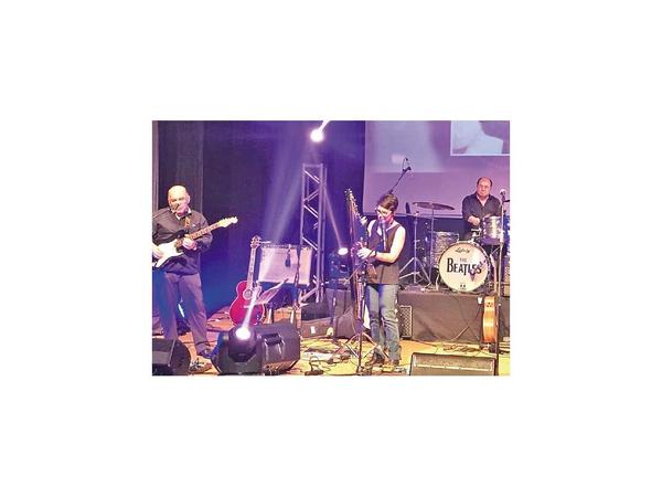 Música de Los Beatles en un tributo de la mano de 3 of us
