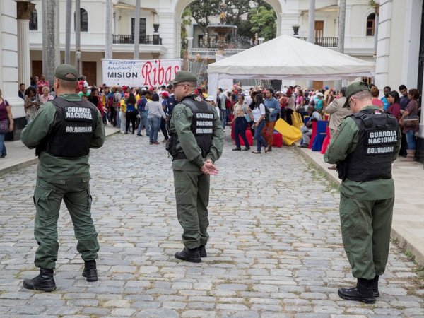 La oposición de Venezuela  denuncia disparos y logra sesionar en la calle