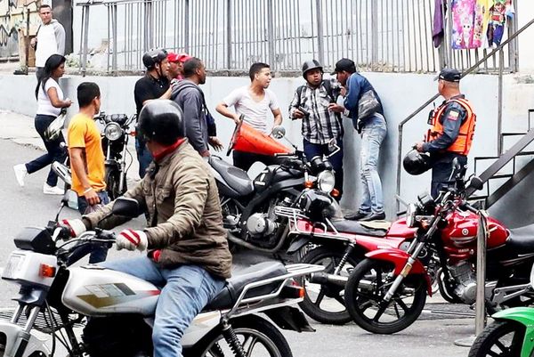 Paramilitares pro Maduro  atacan a líderes opositores - Internacionales - ABC Color