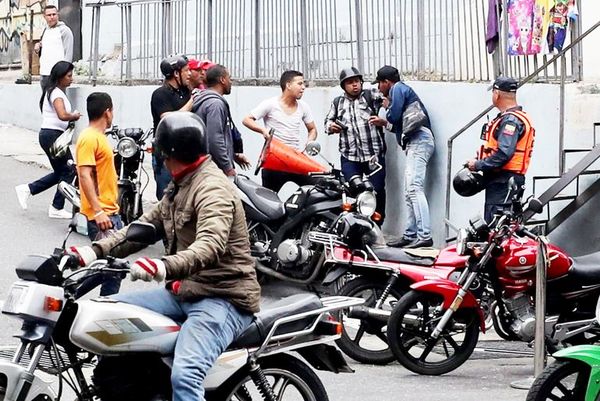 Paramilitares pro Maduro atacan a líderes opositores - Internacionales - ABC Color