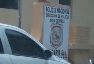 HOY / Hombre se desnuda frente a comisaría tras ser detenido por dañar un vehículo