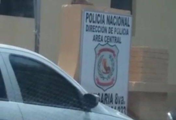 HOY / Hombre se desnuda frente a comisaría tras ser detenido por dañar un vehículo