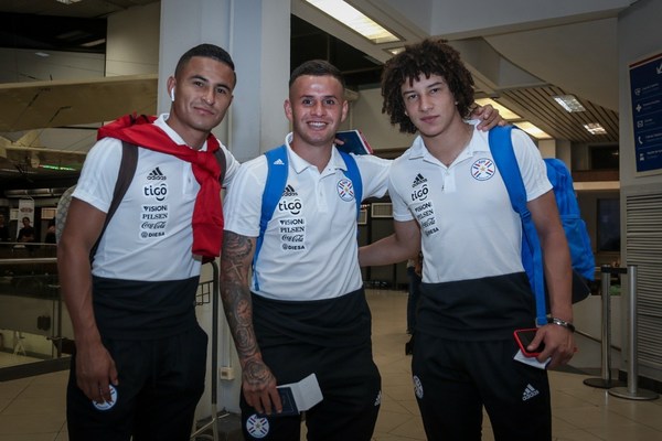 Albirroja preolímpica viajó este jueves a Colombia para debutar el domingo ante Uruguay - ADN Paraguayo